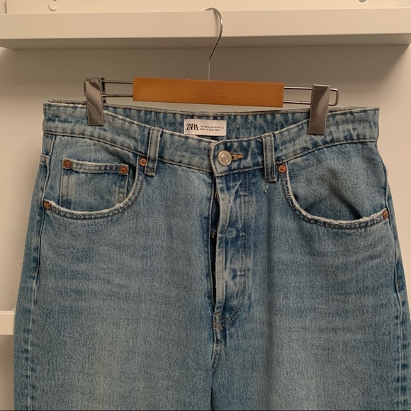 Women’s ZARA High Waisted Light Wash Demin Jeans - Picture 2 of 4